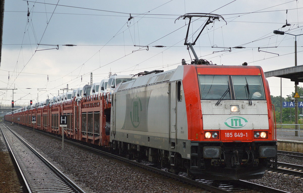ITL 185 649-1 mit PKW-Transportzug mit fabrikneuen VW-Transportern am 14.06.16 Bf. Flughafen Berli-Schönefeld. 