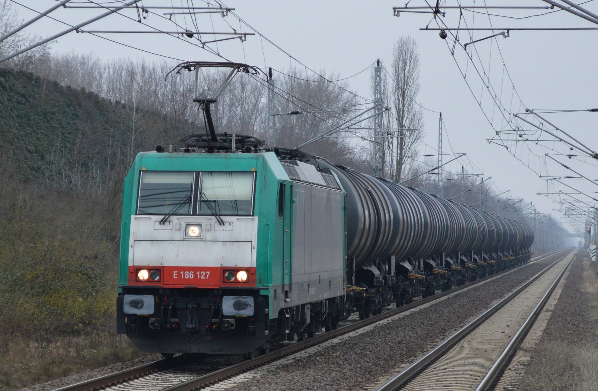 ITL mit E 186 127 [NVR-Number: 91 80 6186 127-7 D-ITL, Bombardier Bj.2006] und einem Kesselwagenzug (Ethanol) am 10.03.16 Berlin-Hohenschönhausen.