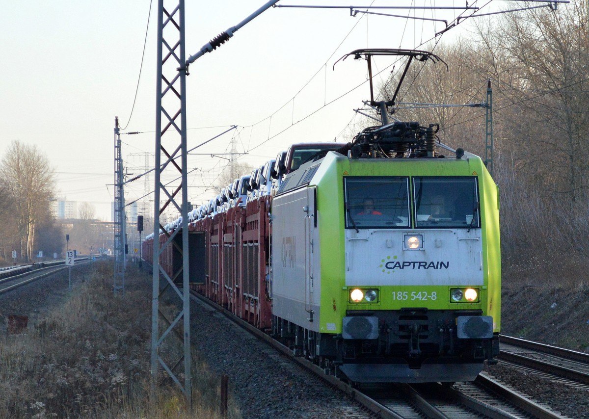 ITL/Captrain 185 542-8 mit PKW-Transportzug (VW-Nutzfahrzeuge)am 08.12.15 Berlin-Hirschgarten.