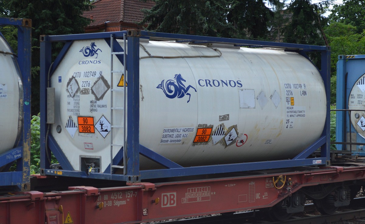 Kesselcontainer von CRONOS (UN-Nr.90/3082 = umweltgefährdender, flüssiger Stoff) am 29.07.15 Berlin Hirschgarten. 