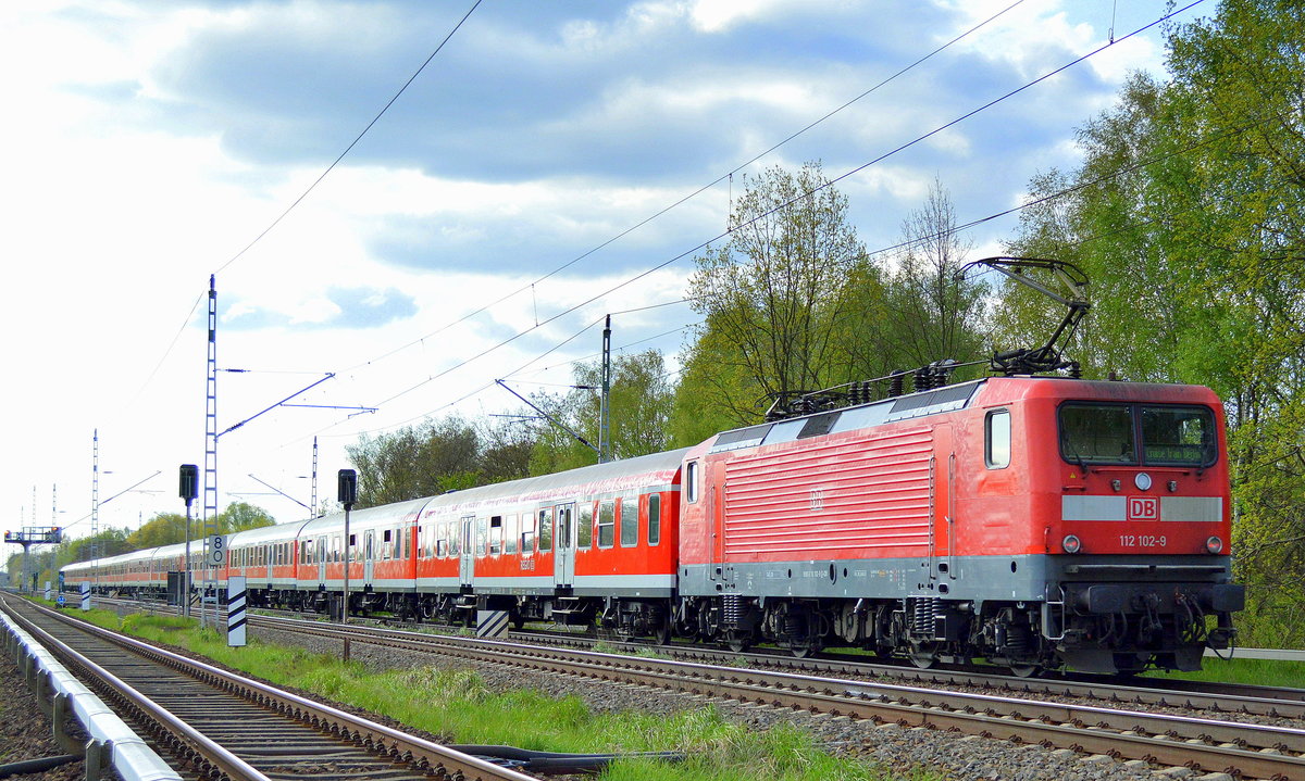 Kreuzfahrer-Shuttle (Cruise Train Berlin) zwischen Warnemünde und Berlin angeschoben von 112 102-9 am 04.05.16 Mönchmühle bei Berlin.