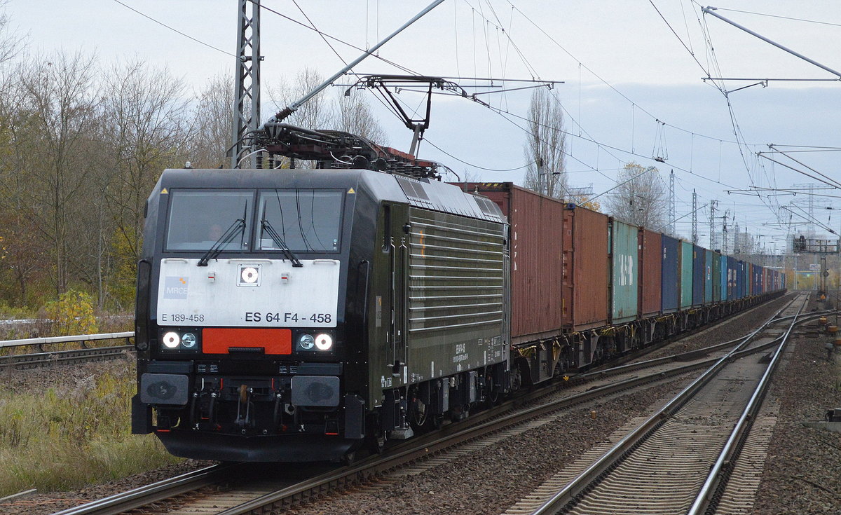 Laut aktueller Information für die ecco-rail GmbH in Betrieb?, die MRCE Dispo ES 64 F4-458/189 458-3 [NVR-Number: 91 51 5170 032-4 PL-DISPO, Siemens Bj.2009] mit Containerzug am 07.11.17 Berlin-Hohenschönhausen.