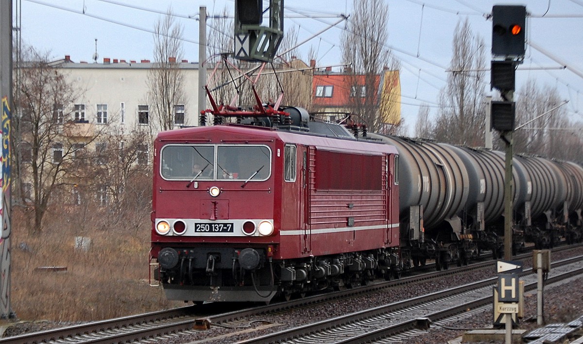 LEG 250 137-7 mit Kesselwagenzug Richtung Schwedt am 07.02.14 Berlin-Pankow.