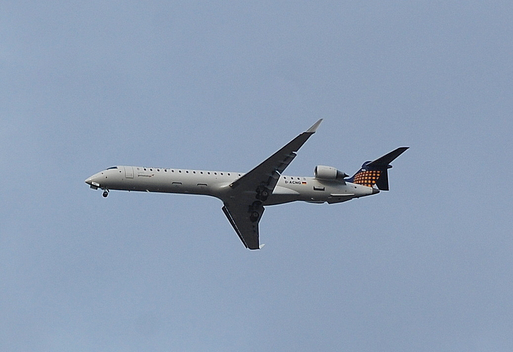 Lufthansa Regional (Eurowings) mit Canadair Regional Jet CRJ-900ER (D-ACNQ) beim Landeanflug Flughafen Berlin Tegel am 09.01.14 über Berlin-Pankow.
