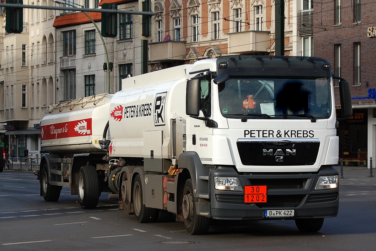 MAN TGS 25.440 Tankhngerzug der Berliner Fa. PETER & KREBS lt. Gefahrstofftafel mit Dieselkraftstoff als Befllung unterwegs, 29.10.13 Berlin-Pankow.  
