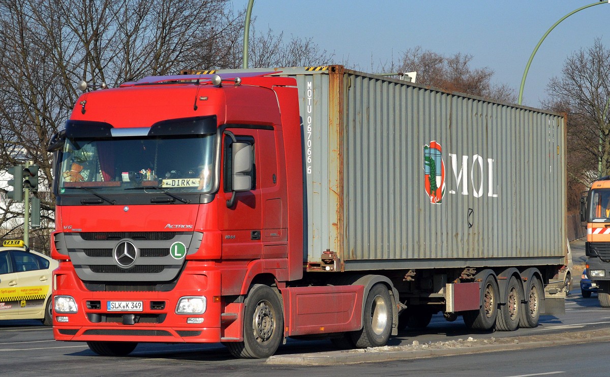 MB ACTROS 1844 Container-Sattelzug am 27.02.15 auf dem Weg Berliner Westhafen.