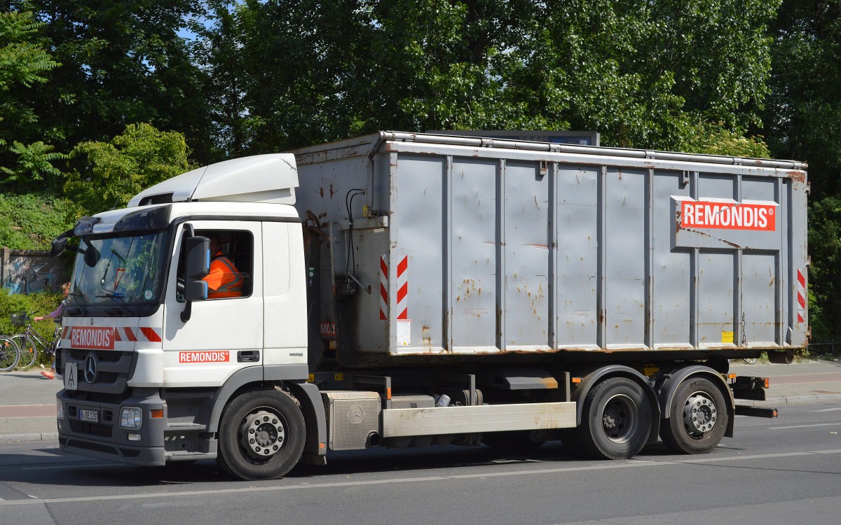 MB ACTROS Abrollkipper der Fa. REMONDIS am 10.06.15 Berlin-Pankow.