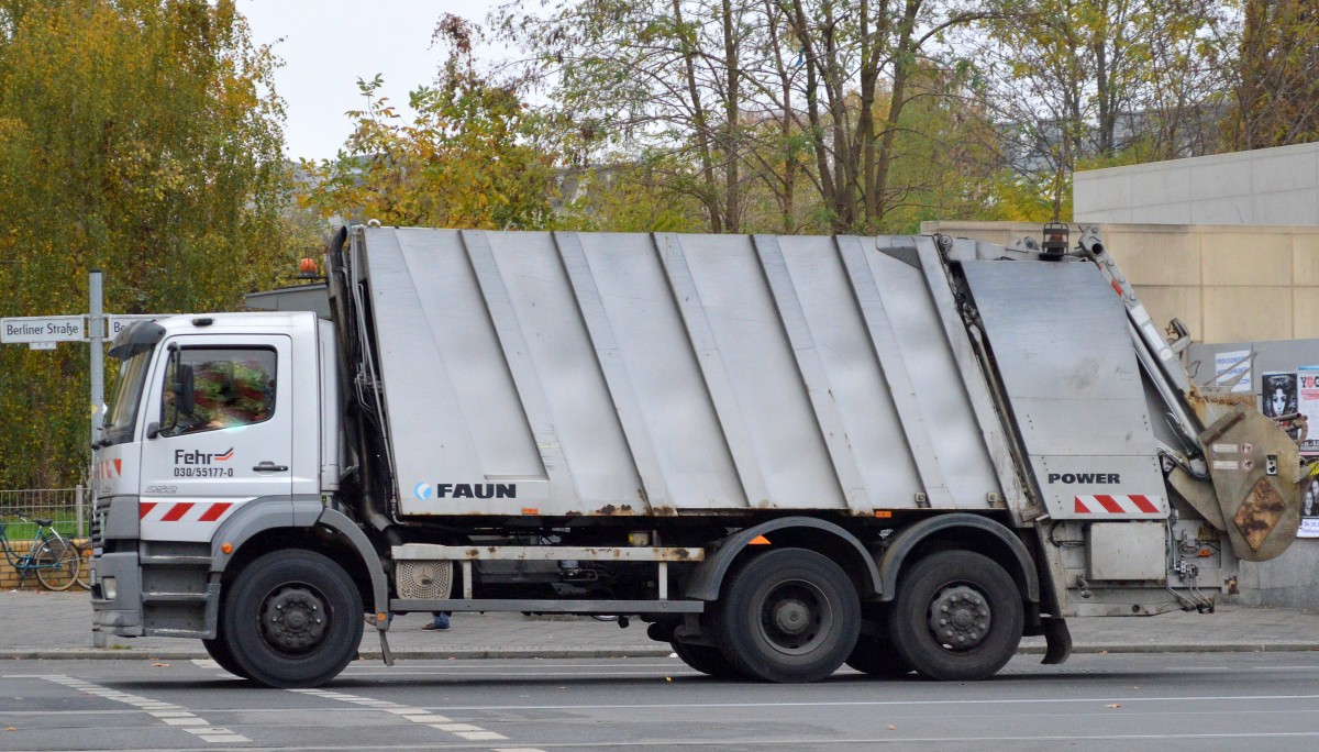 MB ATEGO 252? Müllentsorgungsfahrzeug mit FAUN Müllpresse der Fa. Fehr am 12.11.14 Berlin-Pankow.