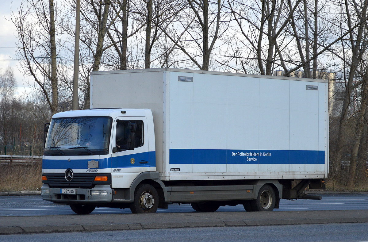 MB ATEGO 815, Fahrzeug mit Kastenaufbau und Ladebordwand für Logistikaufgaben der Berliner Polizei (Service) am 01.03.17 Berlin-Marzahn.