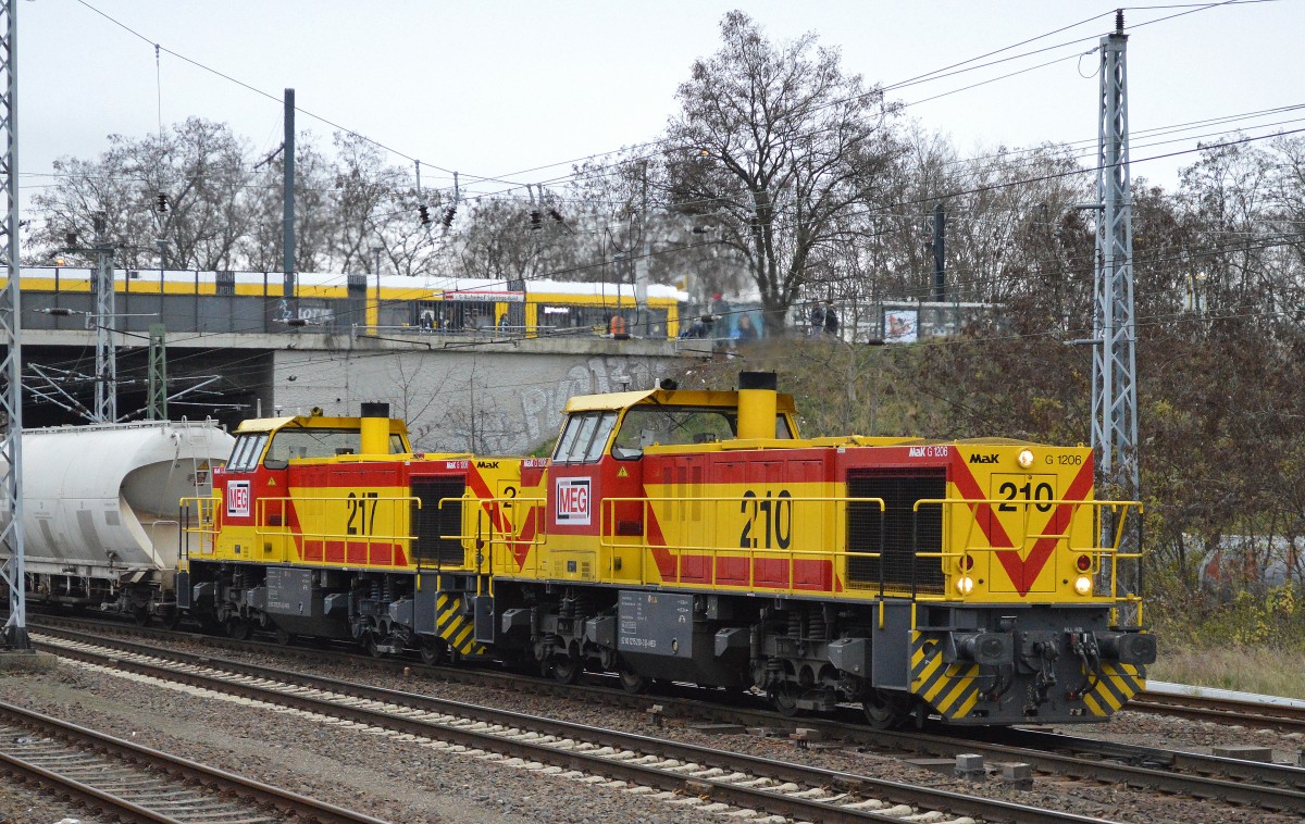 MEG 210 (275 210-3) + MEG 217 (275 217-8) brachten heute den täglichen Zementstaubzug aus Rüdersdorf zum Industrieübergabegebiet Berlin Nordost, 07.12.15 Berlin-Springpfuhl.
