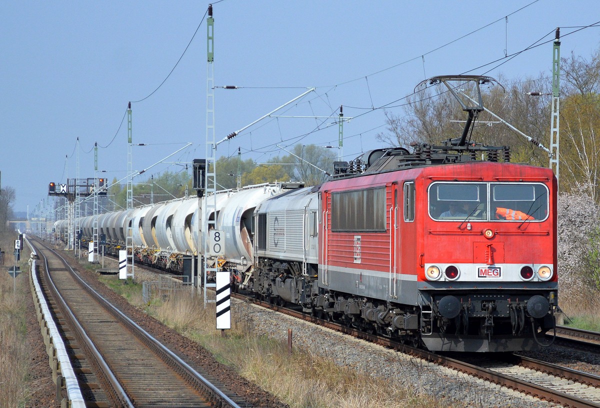 MEG 707 (155 230-6) mit ECR 247 042-5 und Zementstaubwagenzug Richtung Karower Kreuz Berlin am 02.04.14 Mühlenbeck/Mönchmühle b. Berlin.