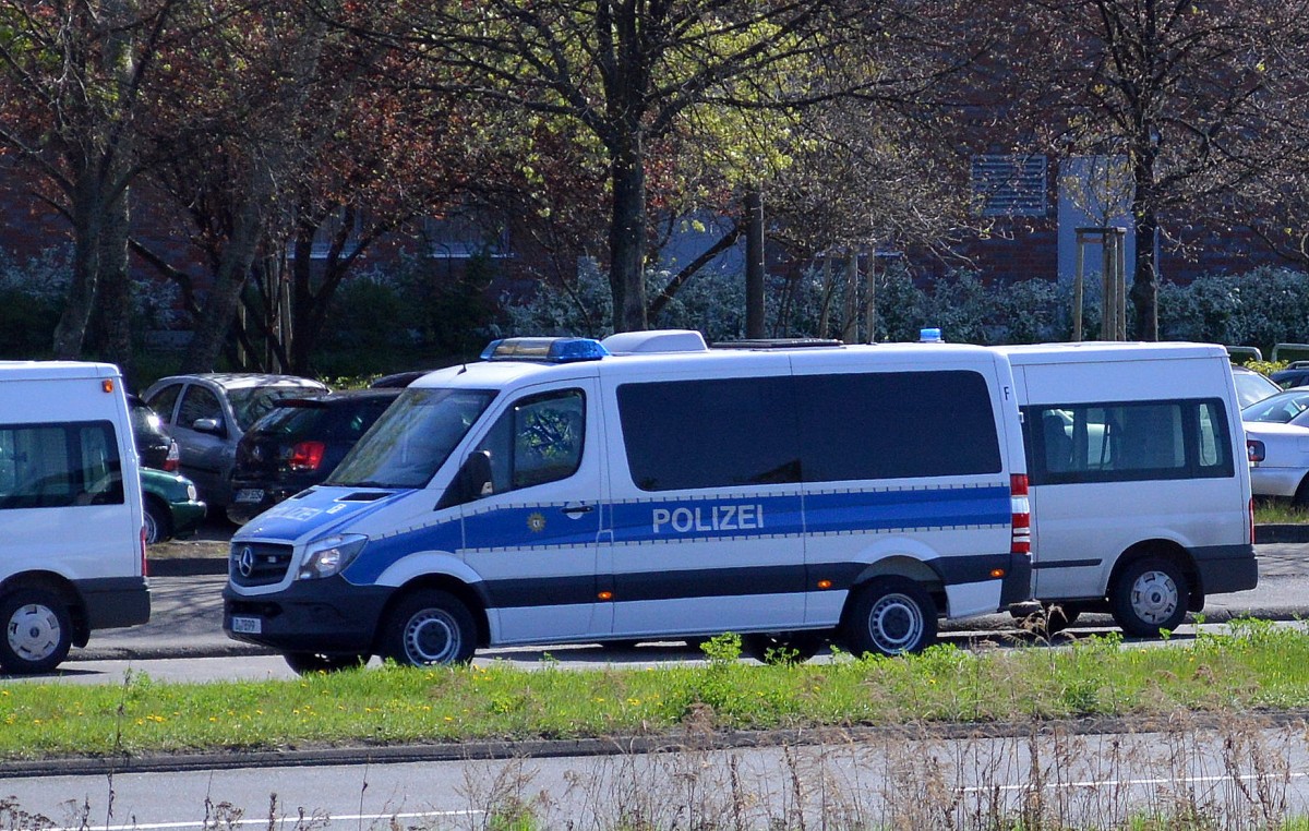 Mercedes-Benz Sprinter (W 906,facelift), ein Halbguppenkraftwagen (HGruKW) der Berliner Polizei am 15.04.14 Berlin-Marzahn.