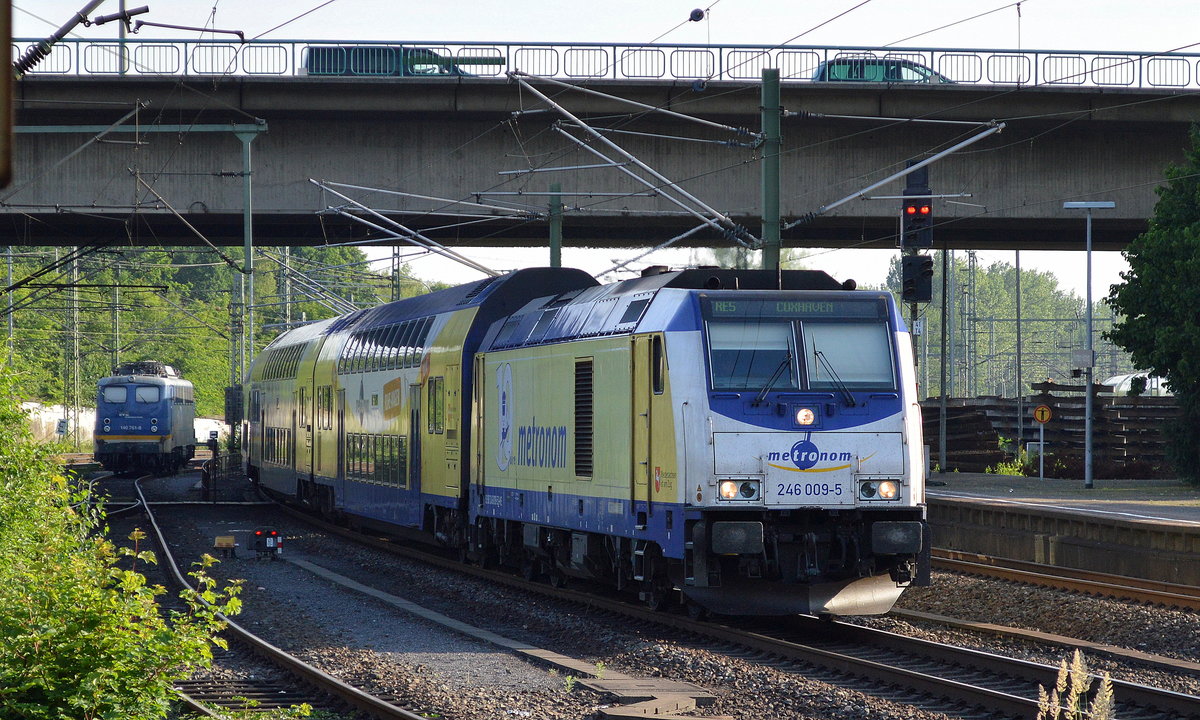 Metronom 246 009-5 mit dem RE5 Richtung CUXHAVEN am 20.06.17 Einfahrt Bf. Hamburg-Harburg.