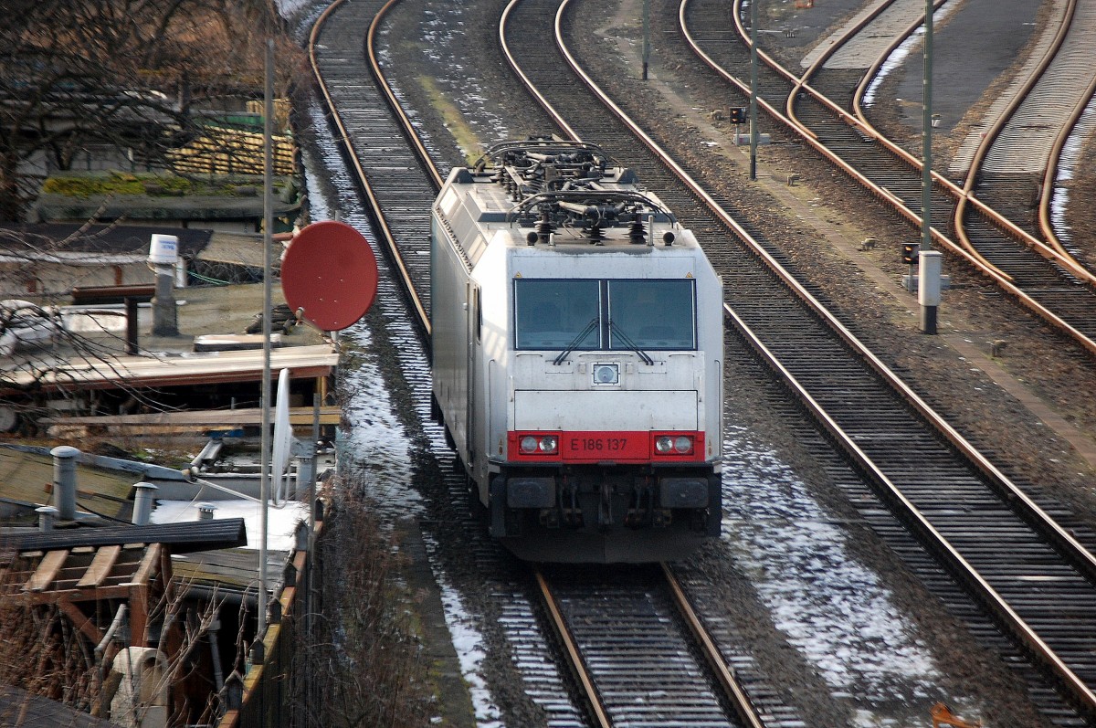 Mietlok E 186 137 im Moment für OHE tätig hat einen Containerzug am Berliner Westhafenterminal abgeliefert und wartet aaaabgestellt vor Ort auf einen Containerzug zurück, 03.02.14 Berlin-Putlitzbrücke.