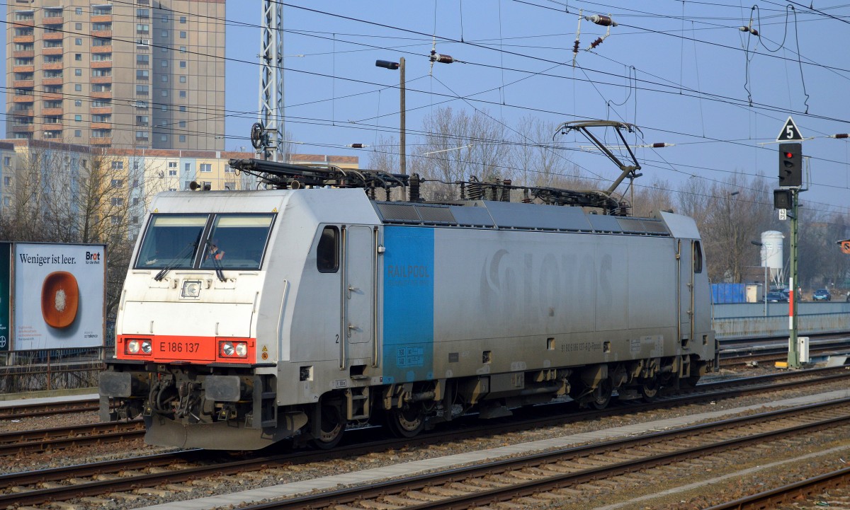 Mietlok E 186 137 im Moment für DB Fernverkehr tätig fährt Berlin Greifswalder Str. vorbei, 16.03.15