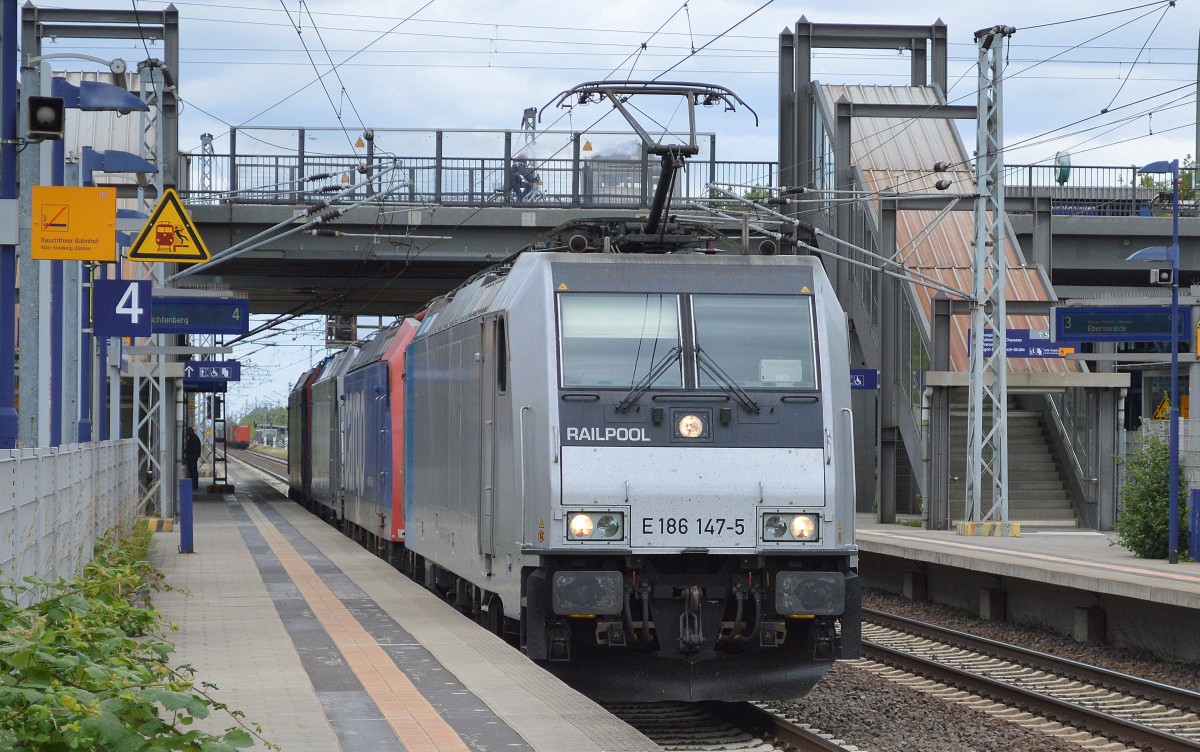 Mietloks von HSL mit Zuglok Railpool E 186 147-5 mit SBB Cargo Re 482 033-8 + Re 482 044-5 am Haken Durchfahrt Bhf. Berlin-Hohenschönahusen am 16.06.15 