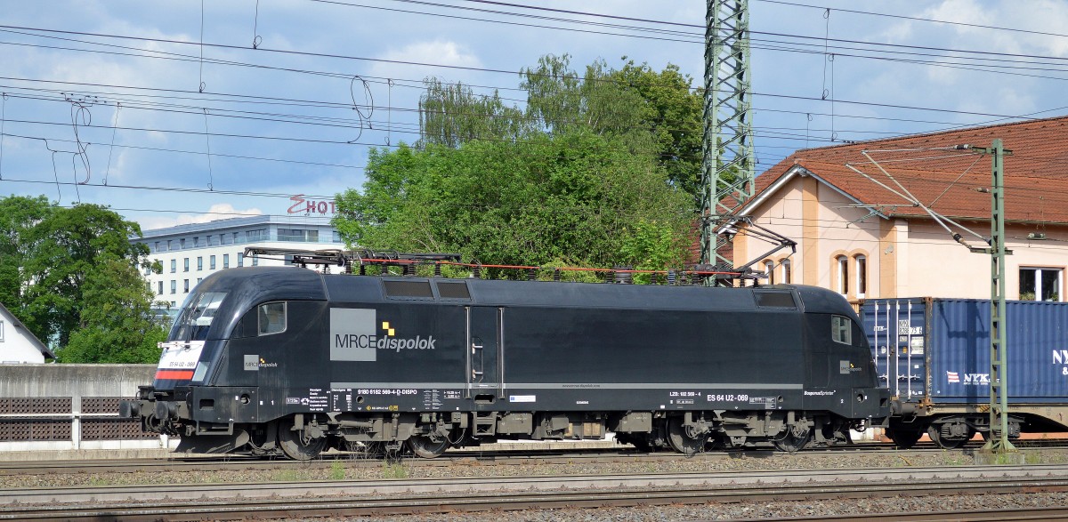 MRCE Dispolok 182 569-4 (ES 64 U2-069, Siemens Bj.2004) mit Containerzug am 30.05.14 Durchfahrt Fulda Hbf.