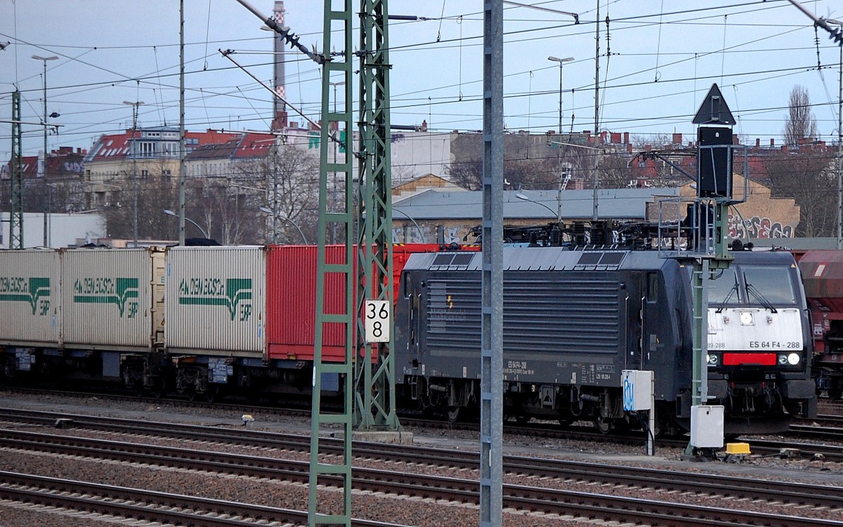 MRCE Dispolok ES 64 F4-288 im Moment für HRTS tätig steht mit Containerzug abfahrbereit gegenüber dem Berliner Westhafen am 04.01.14 (leider wurde es schon dunkel, Belegbild)