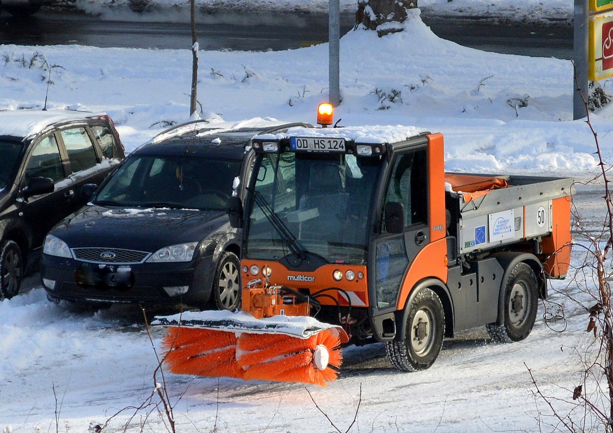 multicar TREMO einer privaten Firma mit Kehrrolle beim Schneeräumdienst auf einem Parkplatz eines Discounters in Berlin-Karow am 29.12.14 tätig.