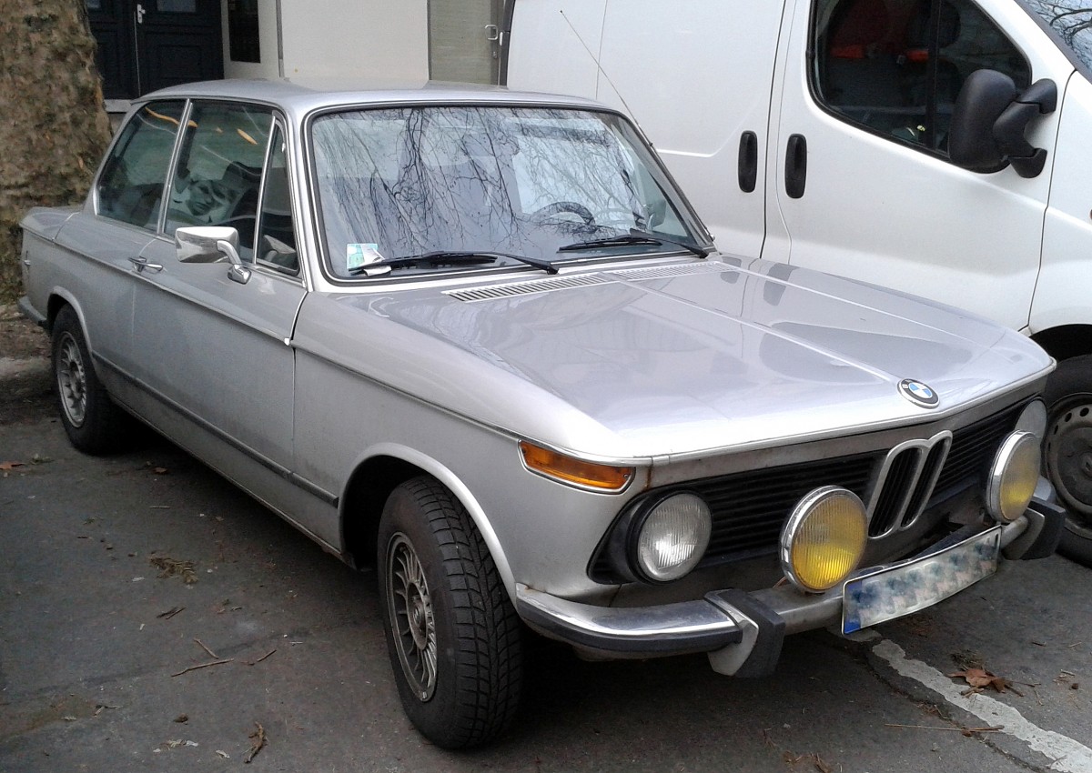 Netter Klassiker, diese Mittelklasse-Limousine wurde von 1968-1975 im Hause BMW produziert, es ist ein silberner BMW 2002 (BMW 02)der mit einer Motorleistung von 74 kW/100 PS es auf eine Hchstgeschwindigkeit von 180 km/h brachte, 28.01.15 Berlin Prenzl.Berg.