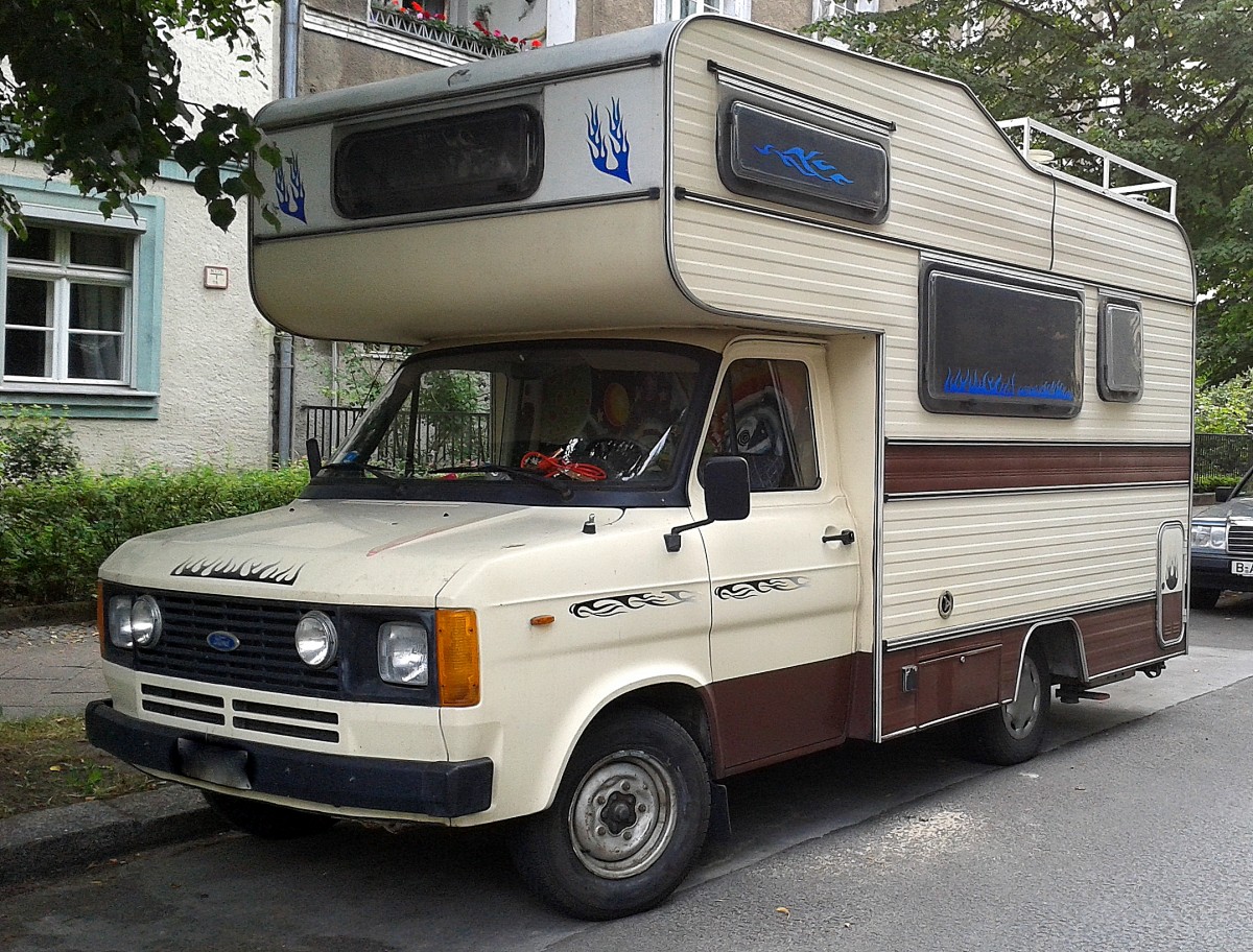Nicht neu aber gut in Schuss präsentiert sich diese Campingmobil als Aufbau auf einem FORD TRANSIT, kein Typ + Hersteller erkennbar, 15.08.14 Berlin-Pankow.