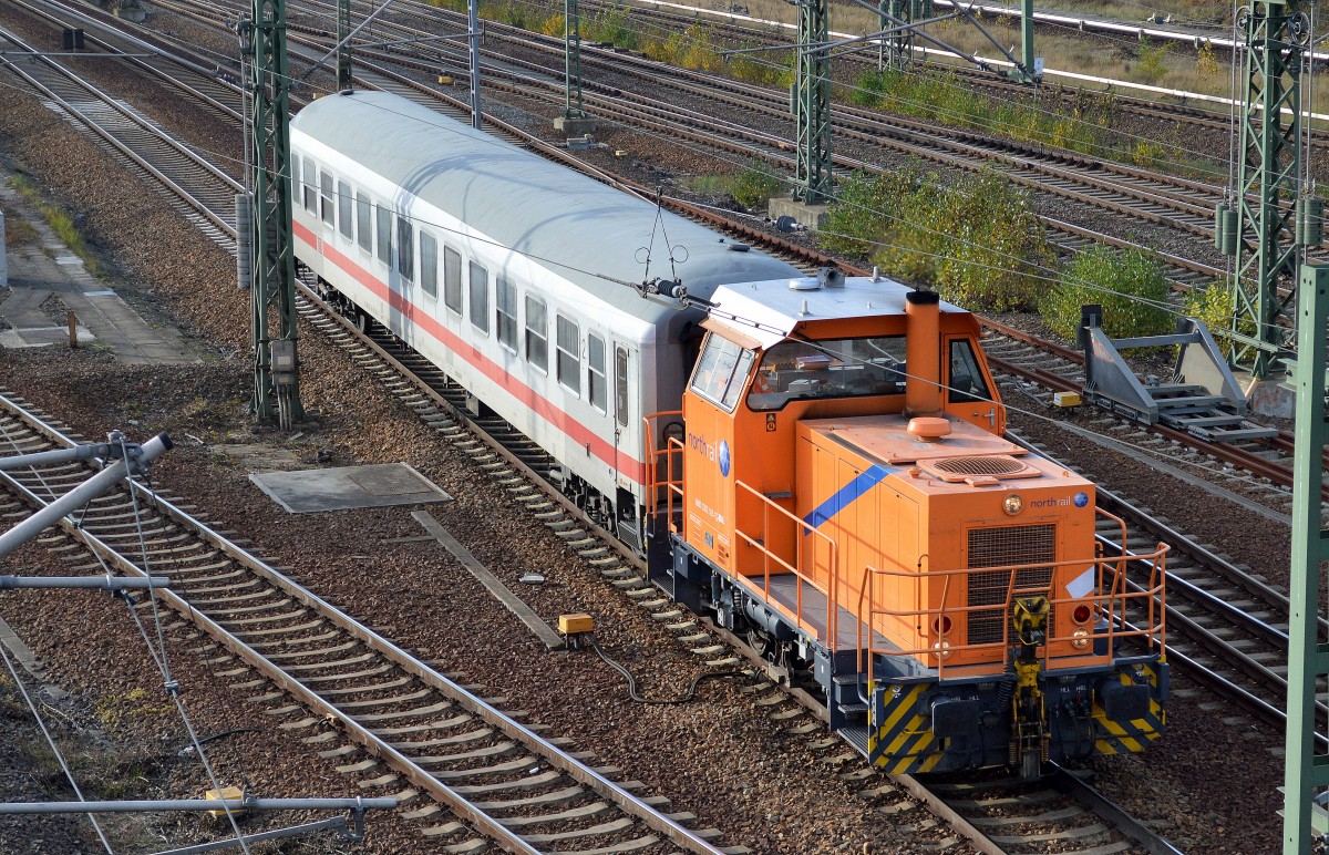 Northrail Mietlok 352 105-1 der DB mit IC-Personenwagen Richtung Berlin-Lichtenberg am 04.11.14 Berlin-Putlitzbrücke.