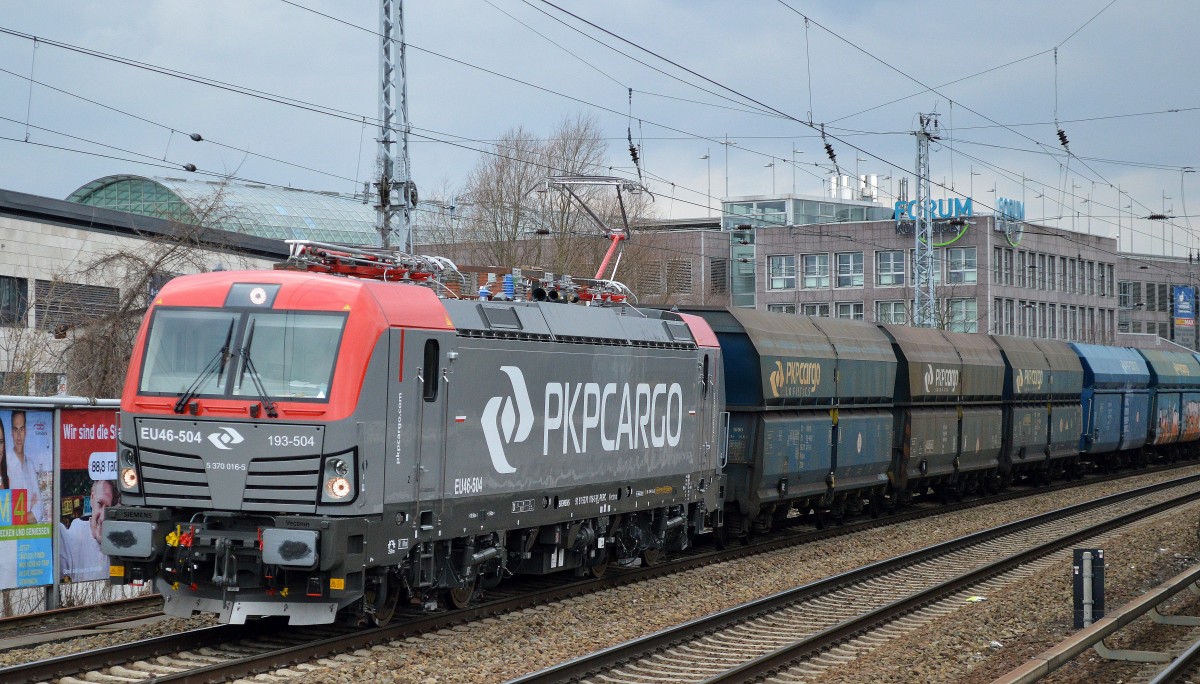 Nun sind wohl schon alle ausgelieferten neuen PKP Cargo Vectrons im internationalen Einsatz, hier die neue EU46-504/5 370 016-5/193-504 mit einem Ganzzug Schüttgutwagen Richtung Polen am 03.03.16 Berlin-Köpenick.
