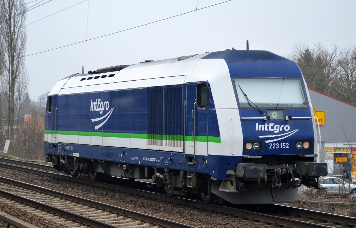 Optisch wirklich ein Highlight, die IntEgro Lok 223 152 am 16.02.15 Berlin-Karow.