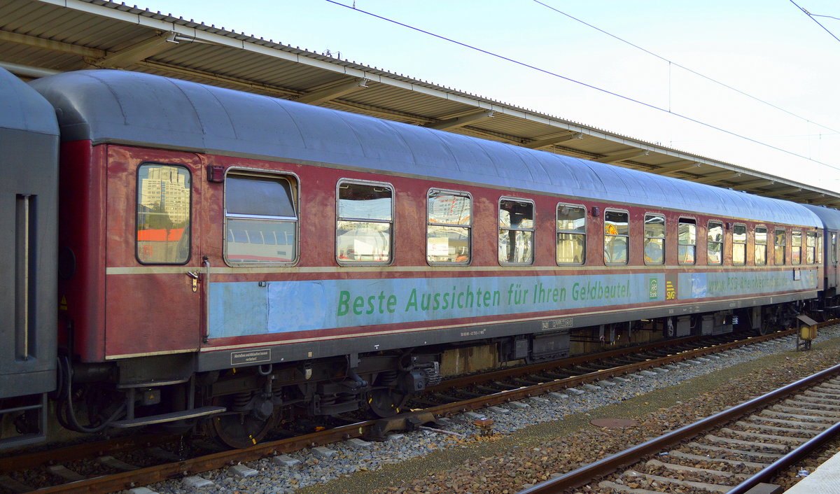 Personenwagen in einen Fußballsonderzug nach Stuttgart im Bf. Berlin-Lichtenberg der Schienenverkehrsgesellschaft (SVG) aus Stuttgart mit der Nr. 50 80 89-43 733-1 WG841 am 24.04.17 