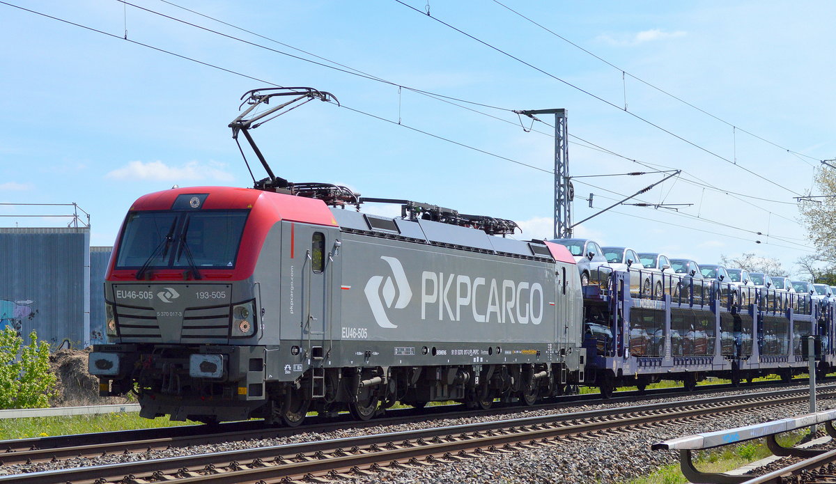 PKP Cargo mit EU46-505/193-505 und PKW-Transportzug (fabrikneue Fiat 500) am 11.05.17 Richtung Oranienburg in Mönchmühle bei Berlin.