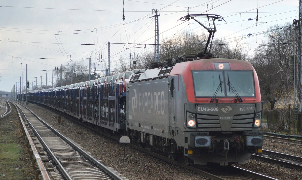 PKP Cargo mit EU46-506/193-506 und PKW-Transportzug am 20.01.18 Berlin-Hirschgarten.