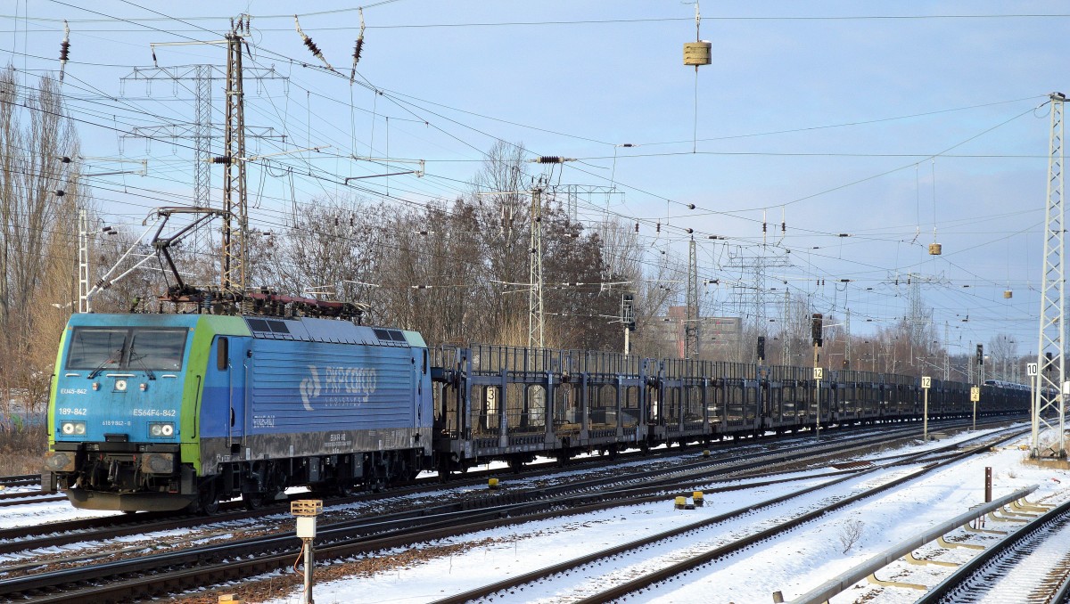 PKPC mit EU45-842/189-842 und einem nur am Ende des Zuges beladenen PKW-Transportzuges am 20.01.16 Berlin-Springpfuhl.