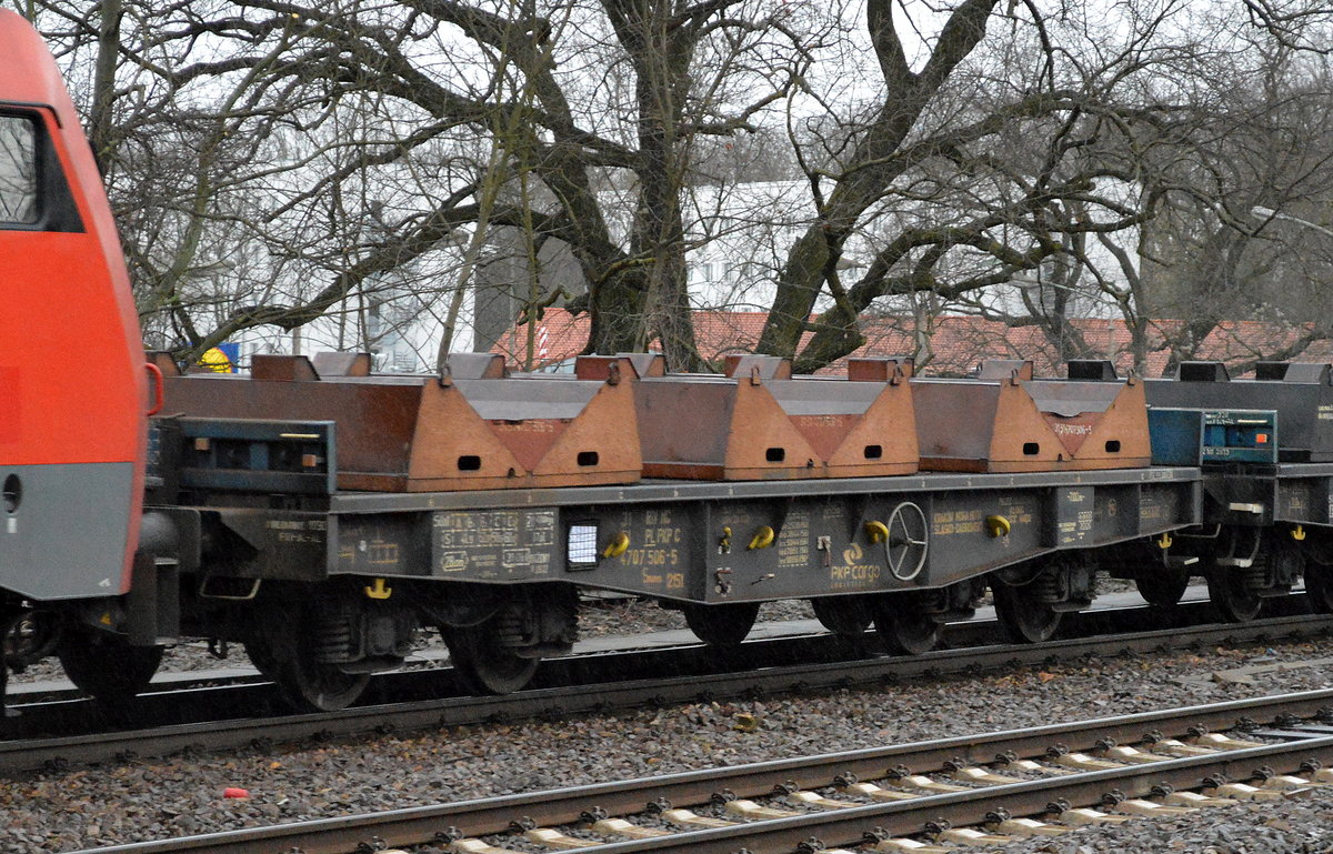 Polnischer Drehgestell-Flachwagen mit Lademulden für Coils der PKP Cargo mit der Nr. 31 RIV MC 51 PL-PKPC 4707 506-5 Smms am 22.02.17 Berlin-Grünau.