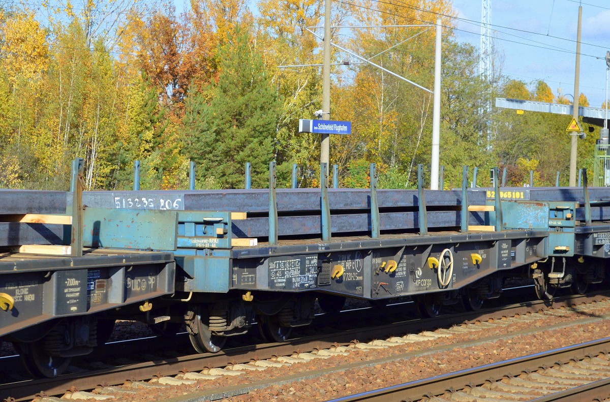 Polnischer Drehgestell-Flachwagen der PKP Cargo mit der Nr. 31 RIV MC 51 PL-PKPC 4707 720-2 Smms 2151 beladen mit Stahlbrammen am 26.10.15 Bhf. Flughafen Berlin-Schönefeld.