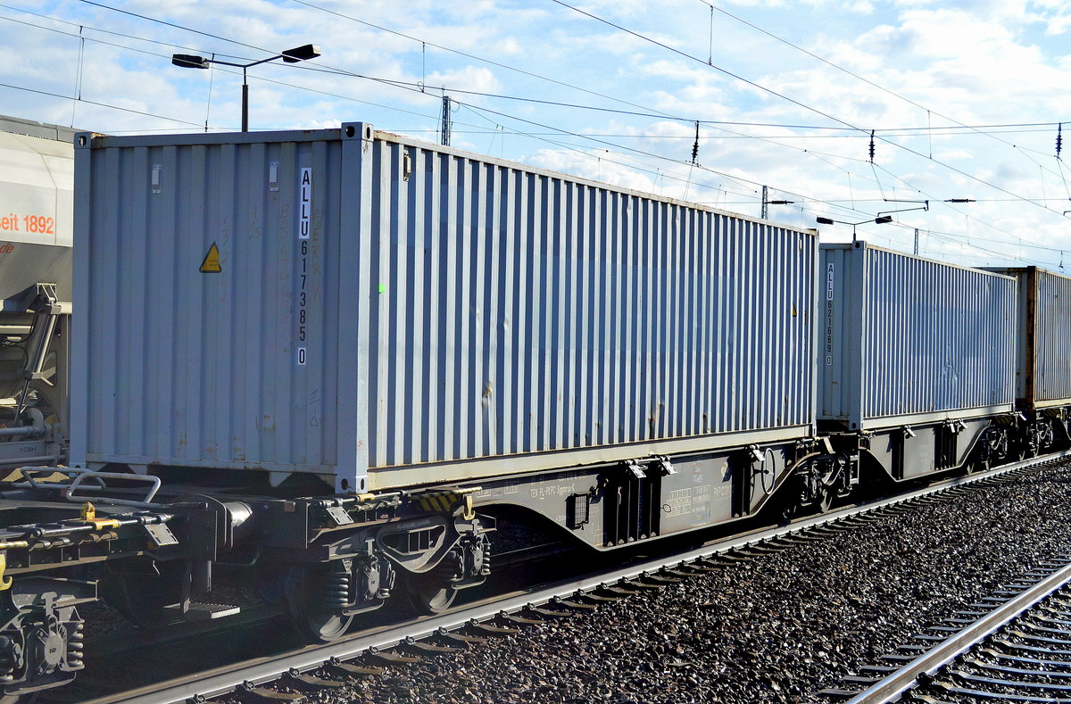 Polnischer Gelenk-Containertragwagen  mit der Nr. 31 TEN 51 PL-PKPC 4961 016-6 Sggmrss-K 2151 beladen mit zwei hellblauen Containern am 11.04.17 Bf. Flughafen Berlin-Schönefeld.