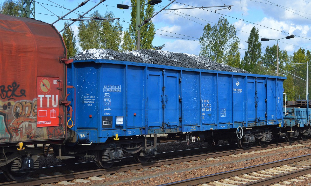Polnischer offener Drehgestell-Güterwagen der PKP Cargo mit Kohle beladen mit der Nr. 31 RIV MC 51 PL-PKPC 5362 059-8 Eaos am 26.09.15 Bhf. Flughafen Berlin-Schönefeld.