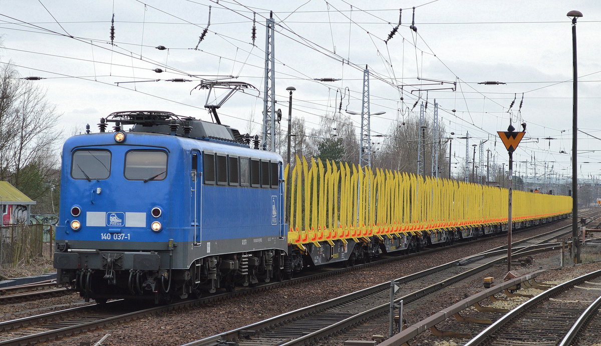 PRESS 140 037-1 (140 831-9) mit Stammholz-Transportzug (leer) am 16.03.17 Berlin-Hirschgarten.