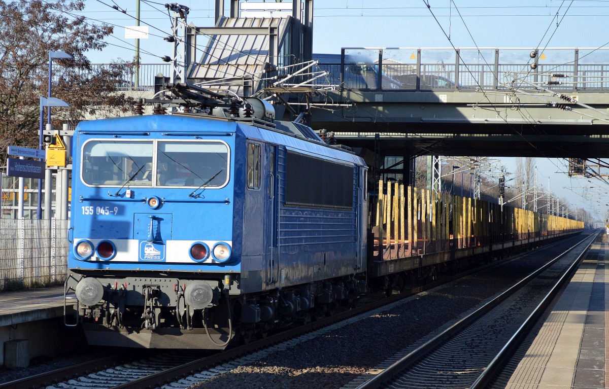 PRESS 155 045-9 mit einem leeren Güterzug Stammholz-Transportwagen am 10.12.15 Berlin-Hohenschönhausen.