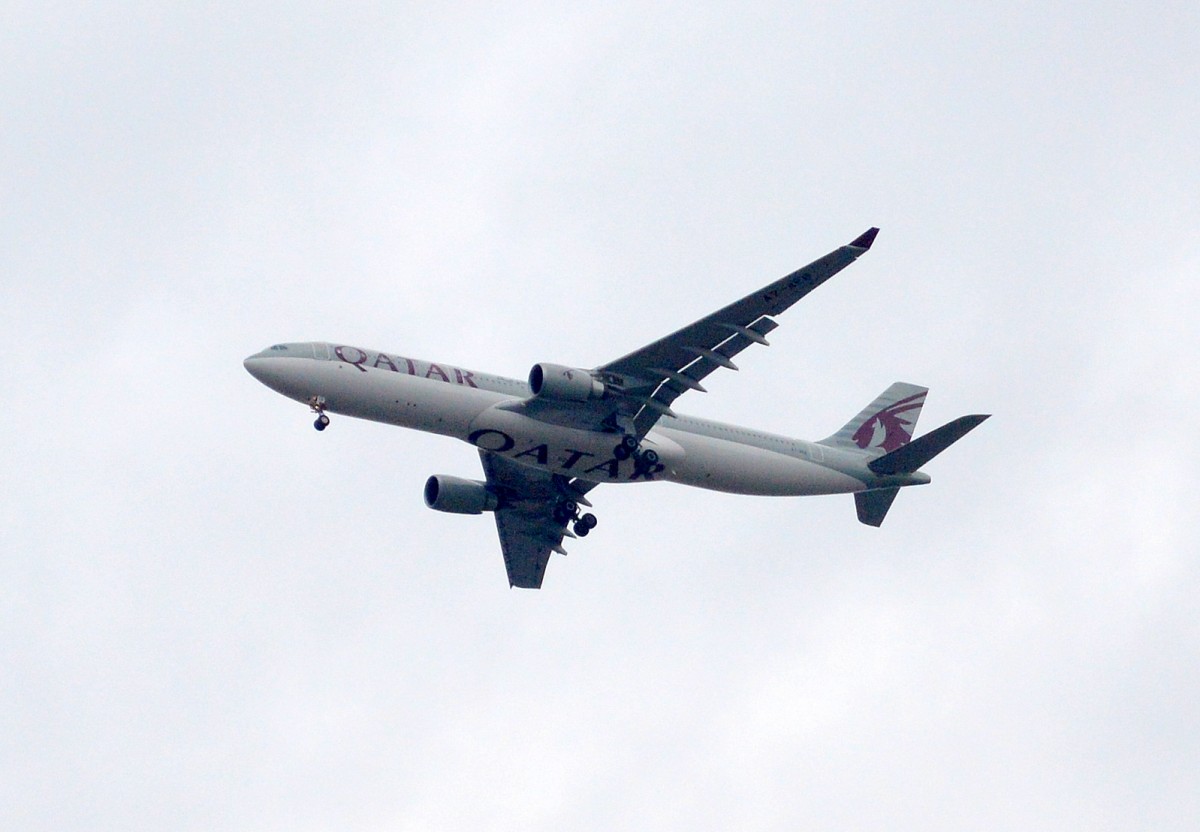 Qatar Airways mit einer Airbus A330-202 (A7-ACB) beim Landeanflug Flughafen Berlin-Tegel über Berlin-Pankow am 18.03.14