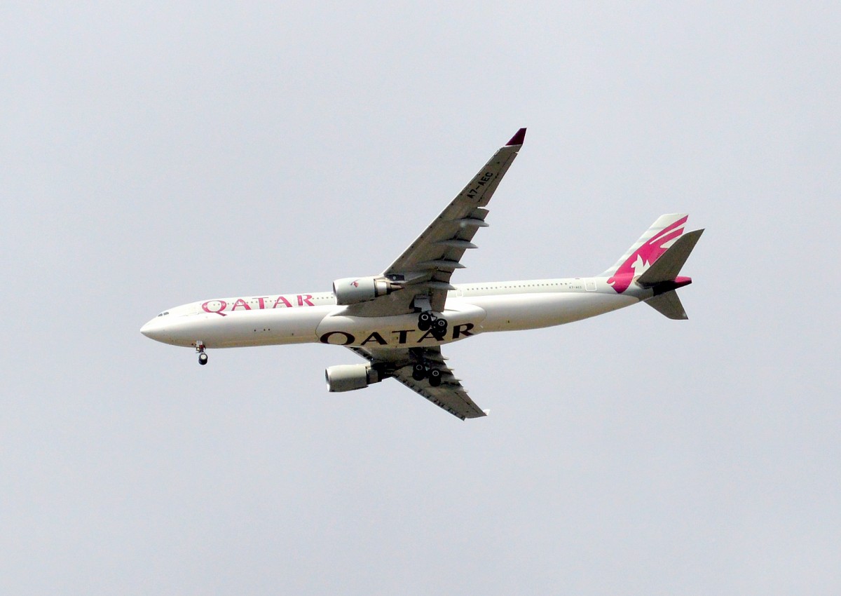 Qatar Airways mit Airbus A330-302 (A7-AEC) beim Landeanflug über Berlin-Pankow am 15.04.14 über Berlin-Pankow.
