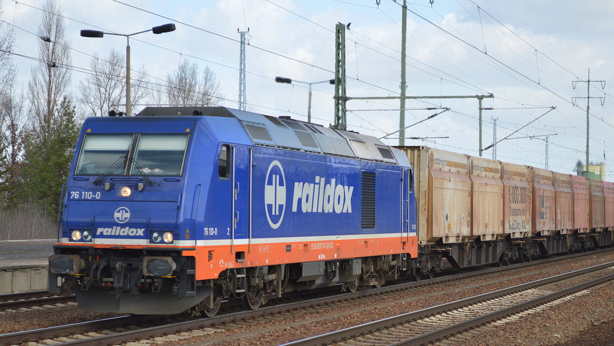 Raildox 76 110-0 mit einem innofreigt Containerzug mit frischem Holz-Hackschnitzel am 15.03.17 Durchfahrt Bf, Flughafen Berlin-Schönefeld.