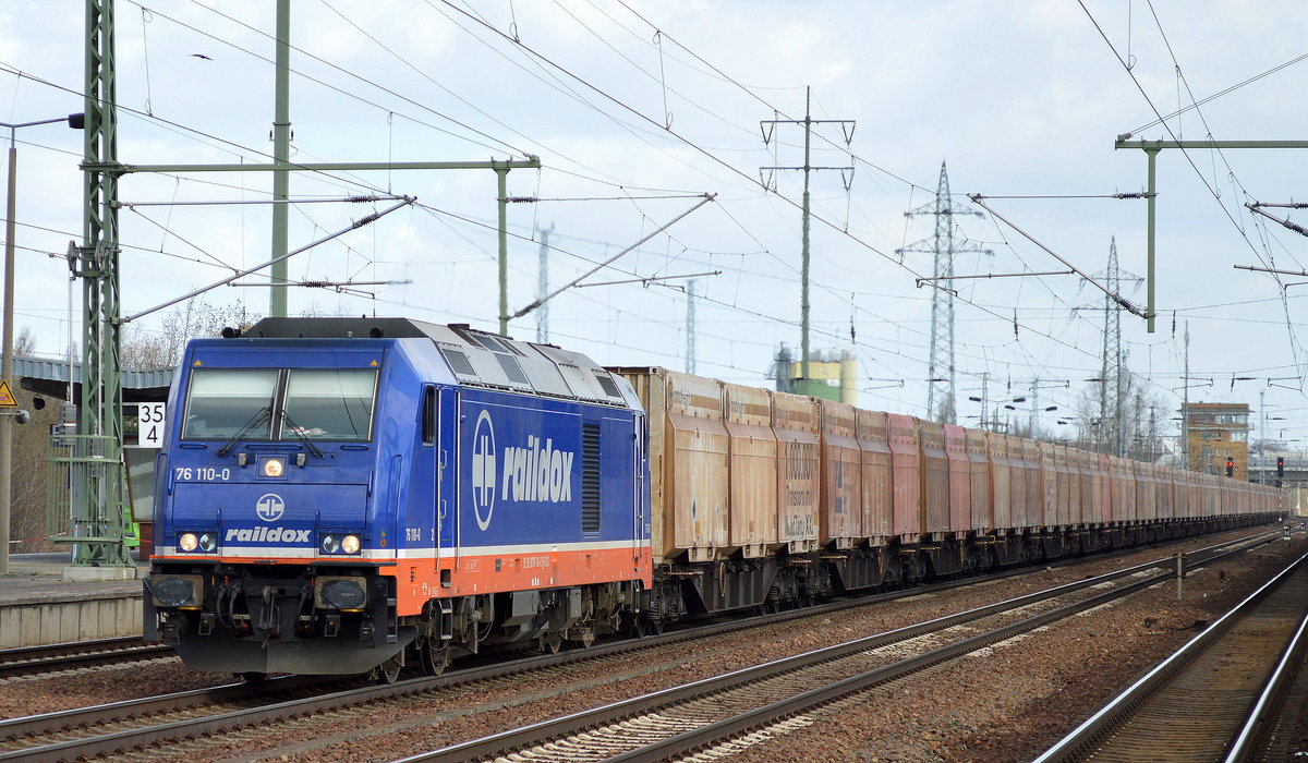 Raildox 76 110-0 mit einem innofreigt Containerzug mit frischem Holz-Hackschnitzel am 15.03.17 Durchfahrt Bf, Flughafen Berlin-Schönefeld.