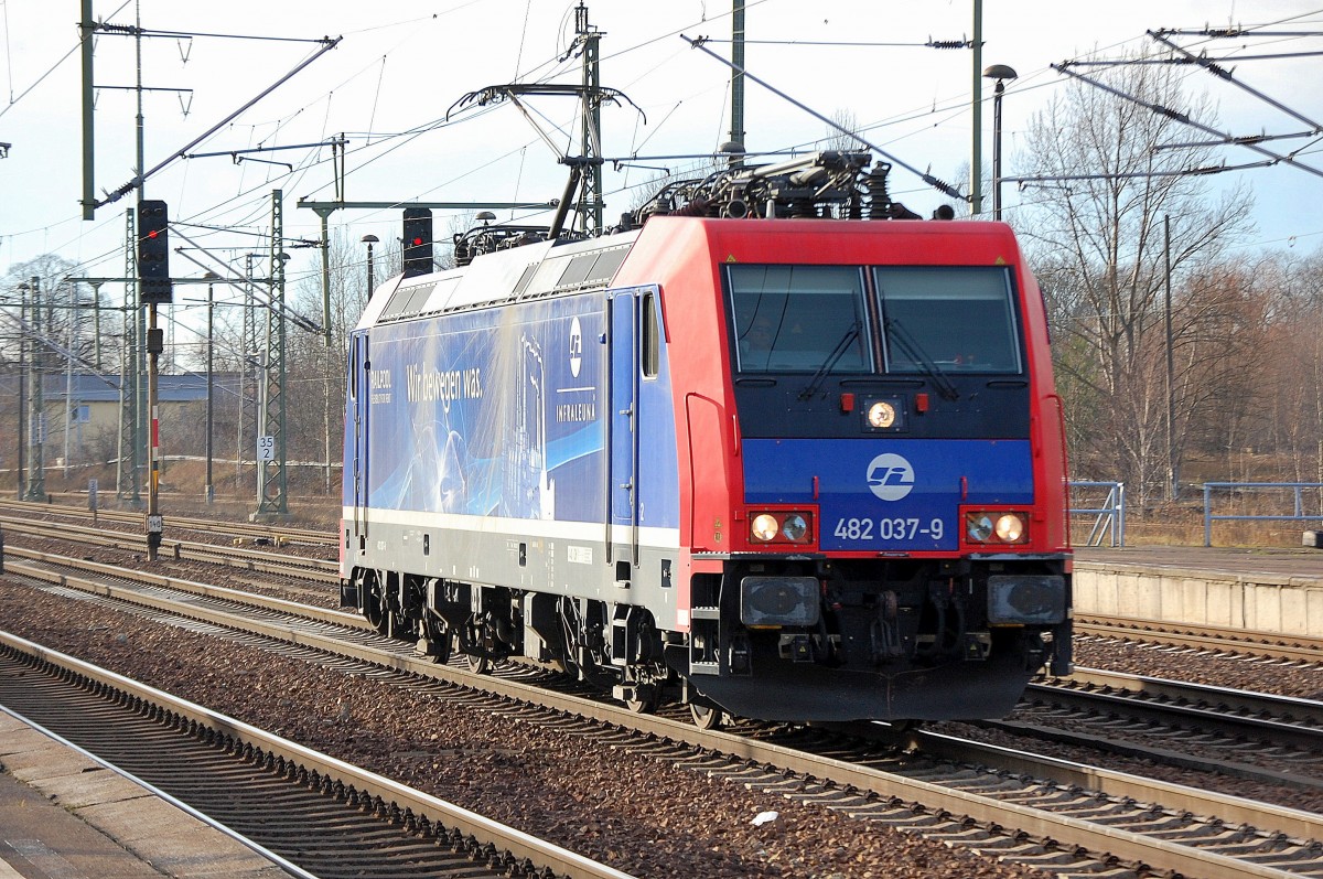Railpool Mietlok Re 482 037-9 von Infra Leuna bei der Durchfahrt Bhf. Flughafen Berlin-Schönefeld, 17.12.13