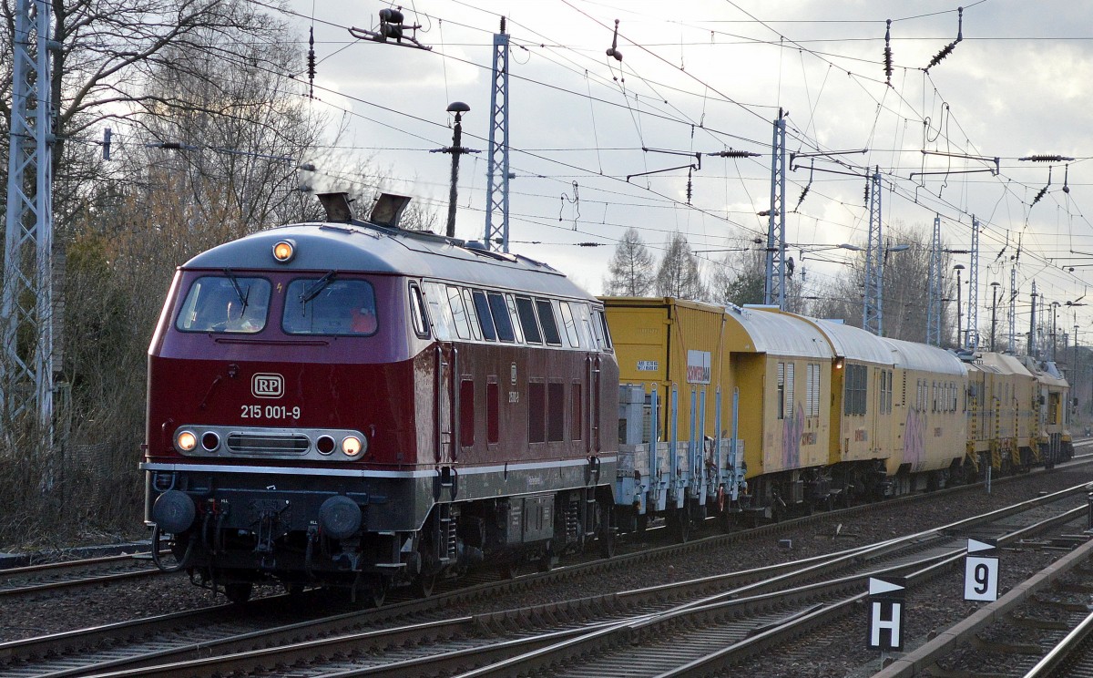 Railsystems RP mit ihrer 215 001-9 (225 001-7) und einem Gleisbaumaschinenzug der Fa. Schweerbau mit Werkstatt- und Gerätewagen + Schienenschleifmaschine GWM 550 S u. Schienenfräsmaschine SF 03 am 23.02.16 Berlin-Hirschgarten.