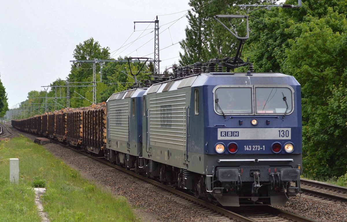 RBH Doppeltraktion 130/143 273-1 + 108/143 916-5 mit langem Holzzug am 20.05.15 Röntgental b.Berlin.