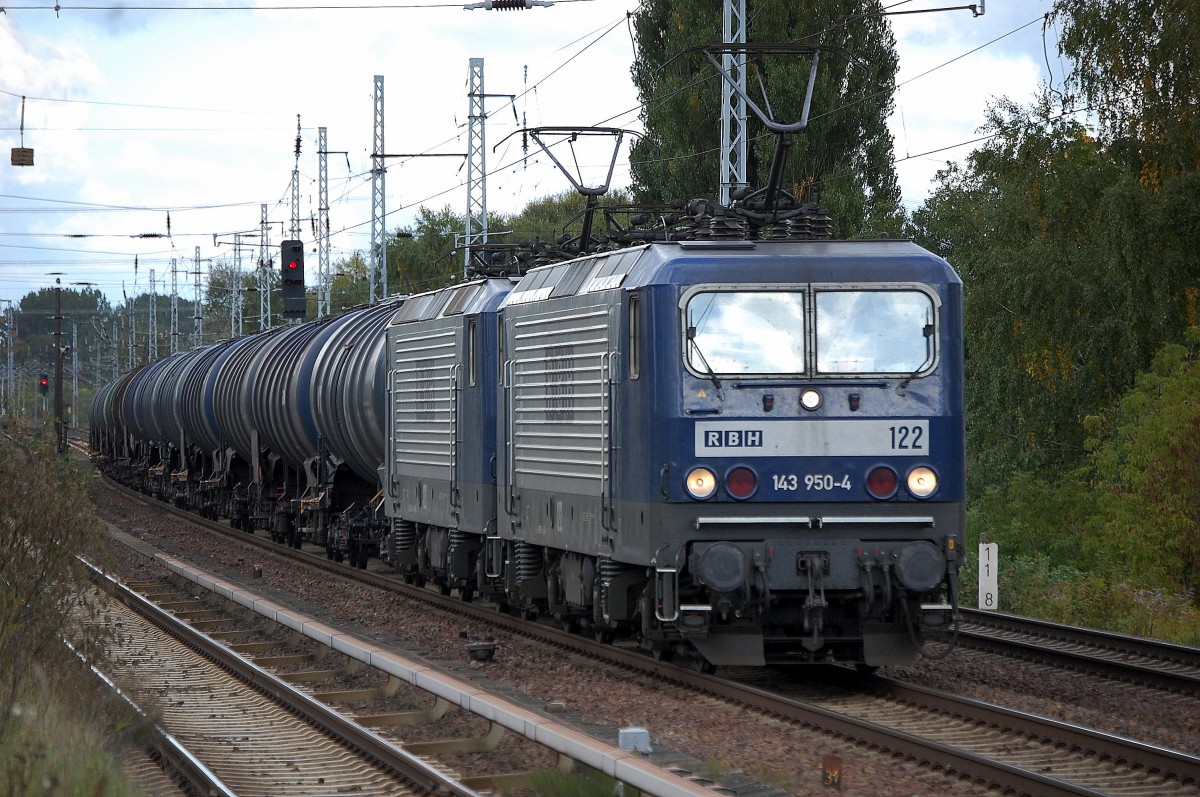 RBH Doppeltraktion mit RBH 122 (143 950-4) + RBH 123 (143 941-3) mit Kesselwagenzug am 28.09.13 Richtung Karower Kreuz Berlin.