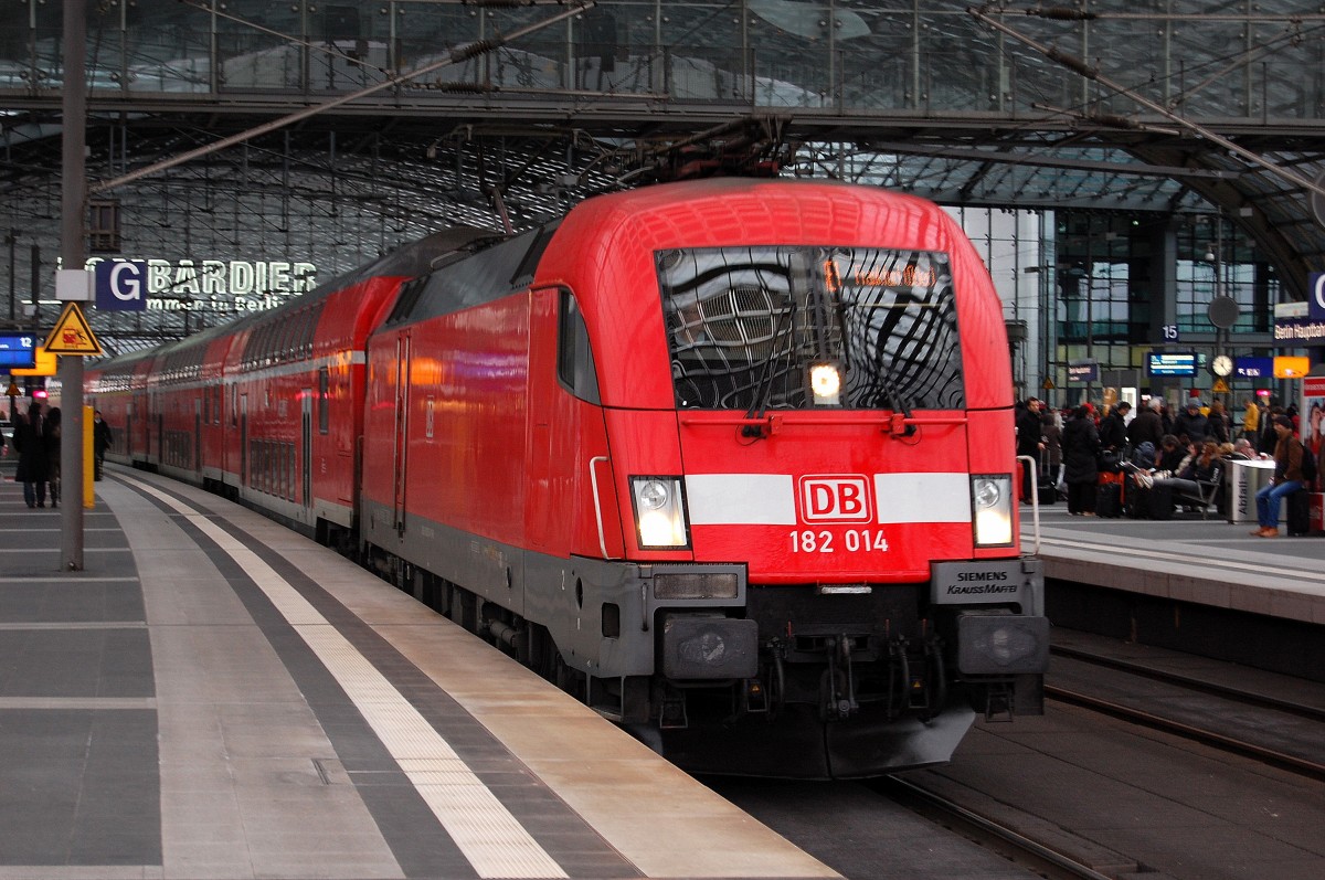 RE1 nach Frankfurt(Oder) mit 182 014 abfahrbereit am 24.11.13 BBerlin Hbf.