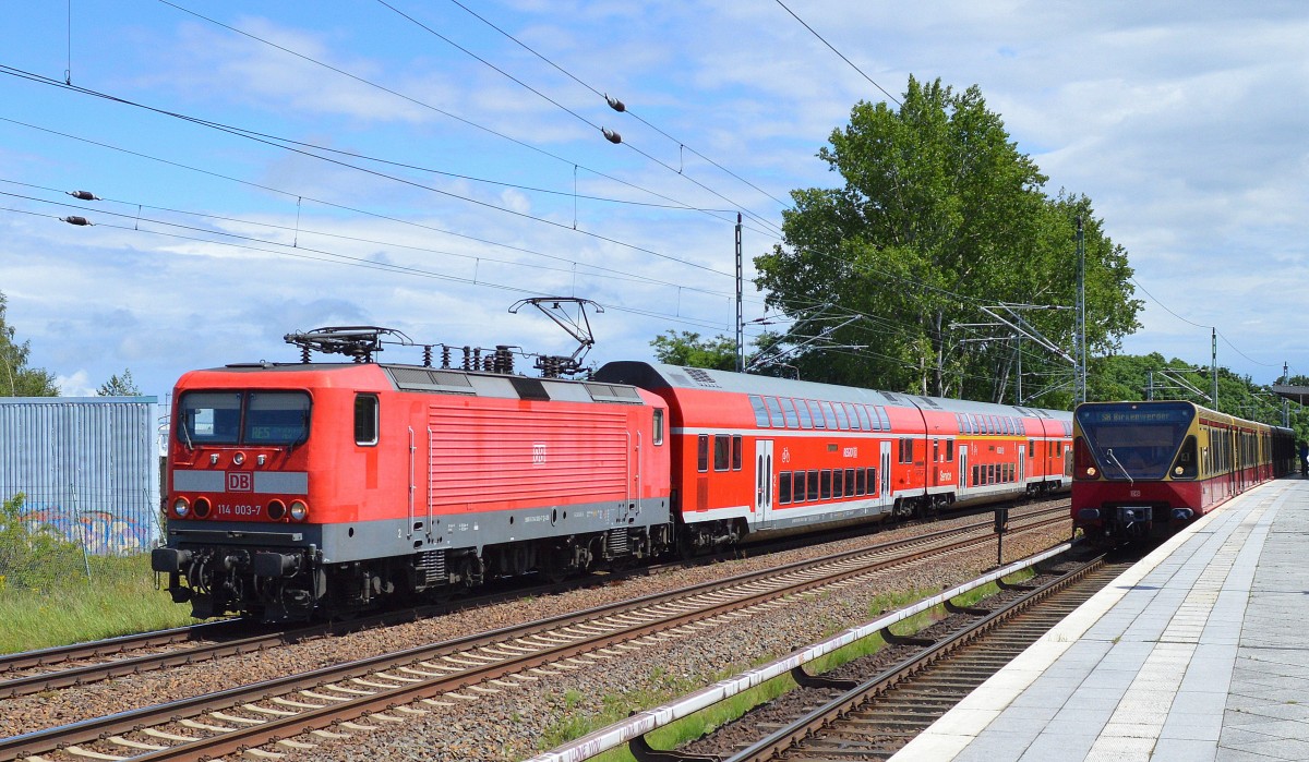 RE5 nach Stralsund Hbf. mit 114 003-7 Richtung Orainenburg im Bhf. Mühlenbeck/Mönchmühle eine S8 nach Birkenwerder der Br.480 am 24.06.14