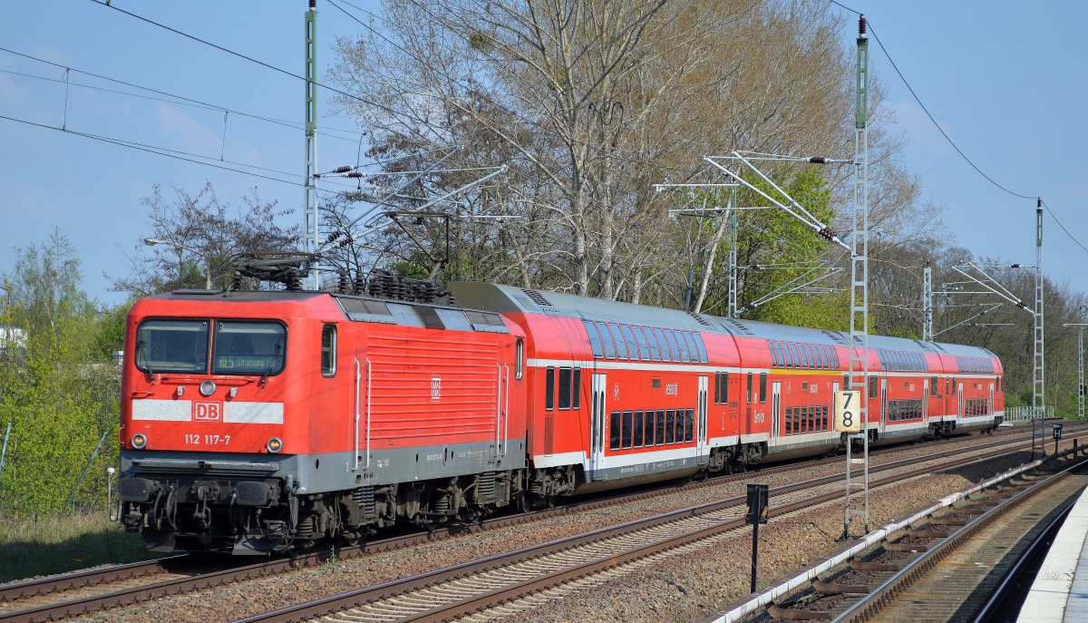 RE5 nach Stralsund mit 112 117-7 am 19.04.14 Mühlenbeck/Mönchmühle b.Berlin.