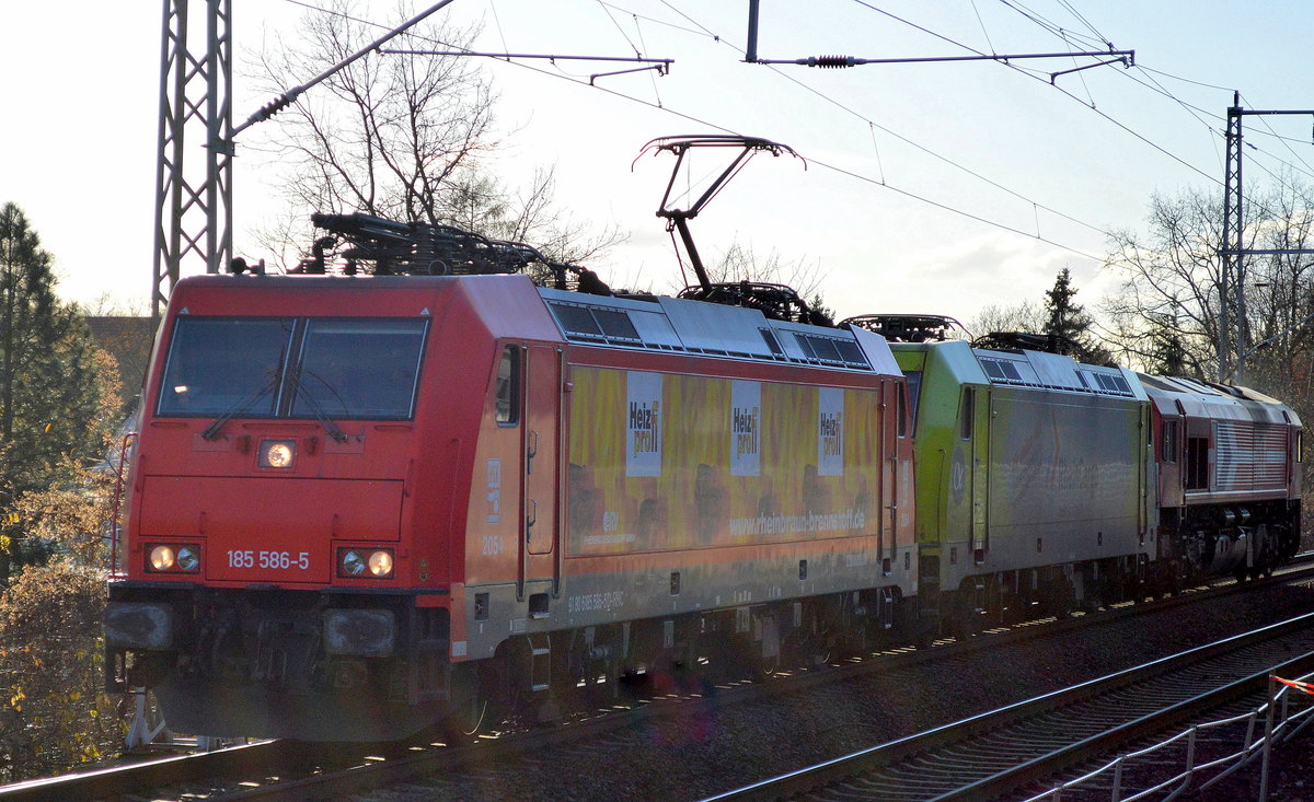 RHC 185 586-5 mit 119 005-6 + DE 670/266 070-2 am Haken Richtung Stendell am 28.11.16 Röntgental bei Berlin.